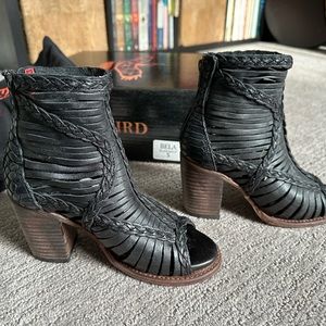 Brand new, Freebird Bela, black multi, size 5